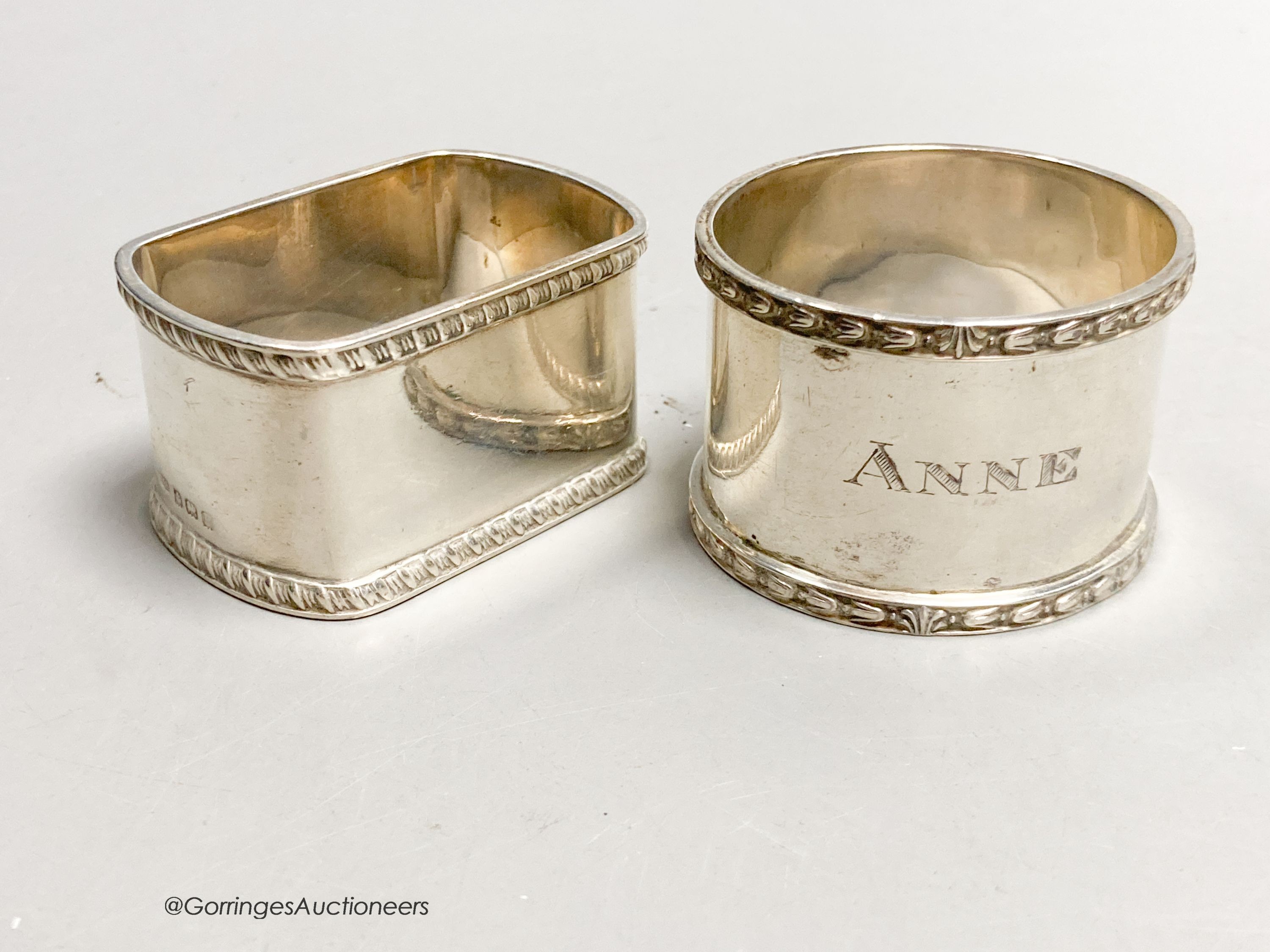 A George V silver jug, Birmingham, 1928, a silver caster and two silver napkin rings, 10oz.